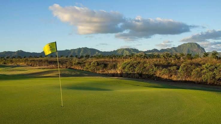 Green at Kiahuna Golf Club with the Pacific Ocean behind, Poipu, Kauai